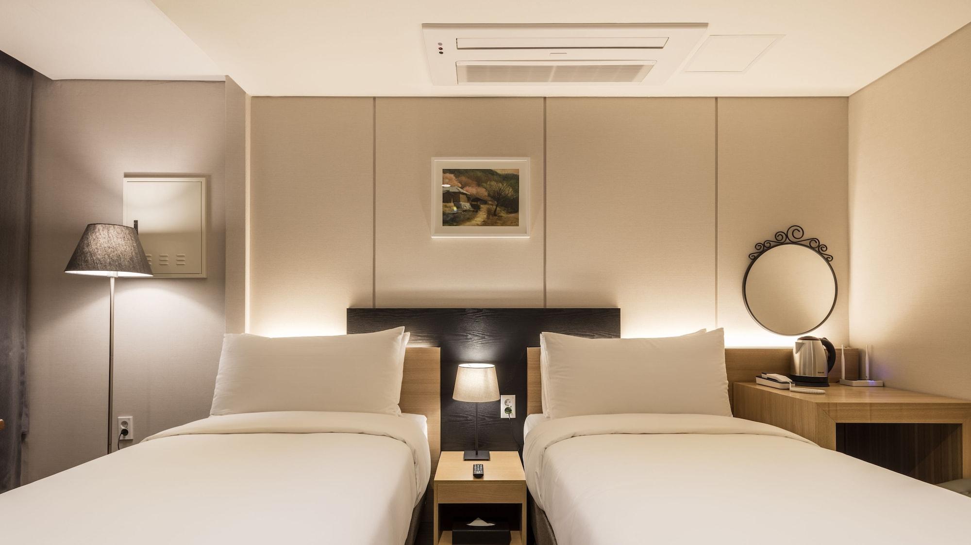 The First Stay Hotel Сеул Екстериор снимка