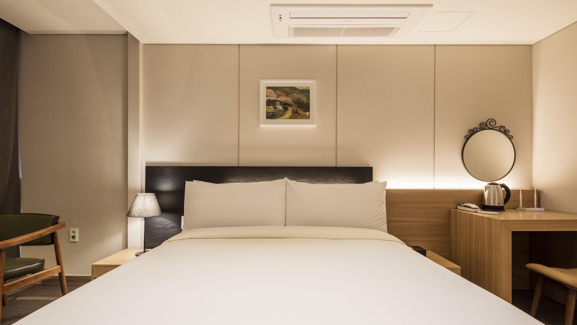 The First Stay Hotel Сеул Екстериор снимка
