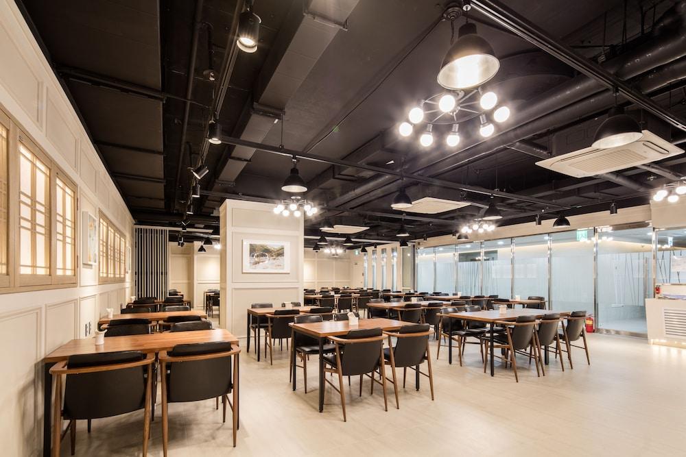 The First Stay Hotel Сеул Екстериор снимка